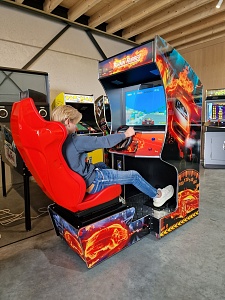 A-G 32 LCD RACING arcade met SEAT en 150 RACING GAMES BURNIN RUBBER + OUTRUN 7